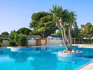 Wasser, Himmel, Pflanze, Schwimmbad, Azurblau, Baum, Arecales, Strandresort, Natürliche Landschaft, Eco Hotel