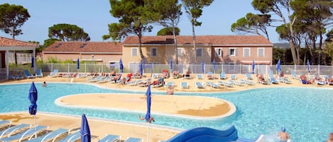 Piscina, Ricorrere, Centro Ricreativo, Tempo Libero, Cittadina, Acqua, Costruzione, Vacanza, Ricreazione, Parco Acquatico