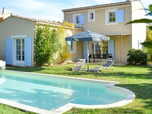 L'Eau, Plante, Bâtiment, Fenêtre, Nuage, Propriété, Ciel, Bleu Azur, Ombre, Maison