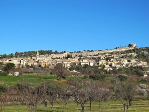 Schnee, Himmel, Wolke, Berg, Gebäude, Steigung, Baum, Pflanze, Haus, Natürliche Landschaft