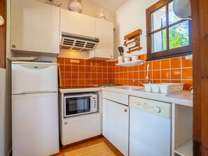 Cabinetry, Eigentum, Countertop, Herd, Fenster, Küche, Küchengerät, Herd, Holz, Flooring