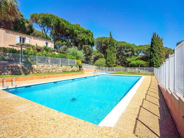 L'Eau, Ciel, Propriété, Plante, Bâtiment, Piscine, Bleu Azur, Arbre, Rectangle, Ombre