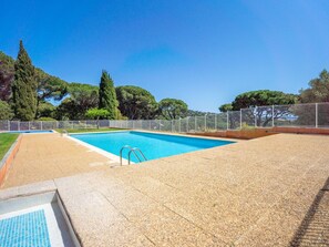 Ciel, Piscine, Bâtiment, Arbre, Plante, Ombre, Rectangle, Herbe, L'Eau, Paysage