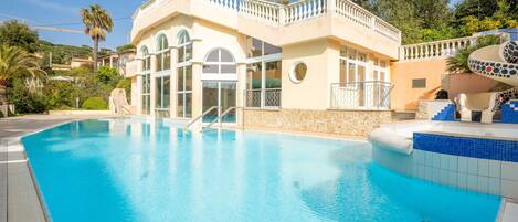Water, Sky, Plant, Property, Swimming Pool, Building, Tree, Window, House, Outdoor Furniture