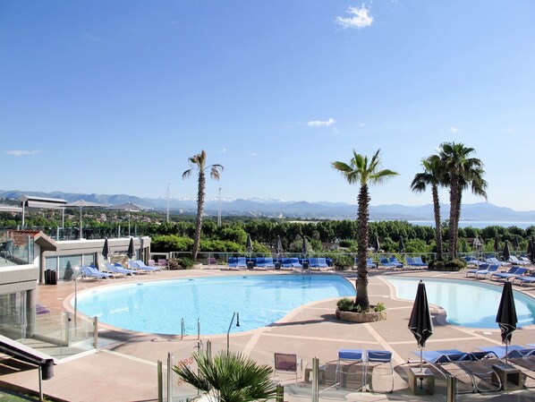 Cielo, Acqua, Pianta, Proprietà, Nube, Piscina, Albero, Mobili Da Esterno, Arecales, Shade