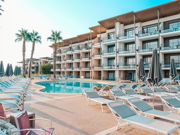 Ciel, Bâtiment, Propriété, Bleu Azur, Piscine, Design Urbain, Mobilier De Jardin, Arbre, Balancelle, Condominium