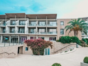 Plante, Ciel, Bâtiment, Nuage, Vert, Fenêtre, Végétation, Design Urbain, Condominium, Arecales
