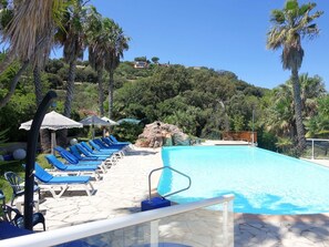 L'Eau, Ciel, Meubles, Plante, Bleu Azur, Bleu, Piscine, Arbre, Ombre, Balancelle