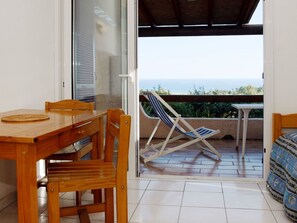 Pièce, Propriété, Meubles, Bâtiment, Maison, Table, Sol, Balcon, Chaise, Immobilier