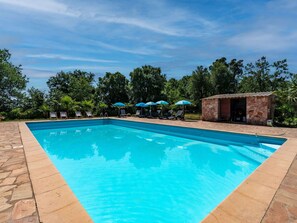 L'Eau, Ciel, Plante, Propriété, Nuage, Piscine, Bleu Azur, Ombre, Arbre, Rectangle