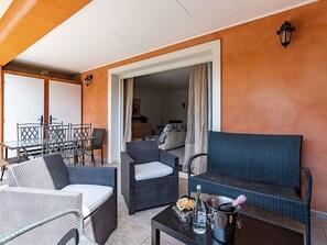Table, Meubles, Propriété, Bâtiment, Confort, Bleu Azur, Salon, Bois, Éclairage, Design Intérieur