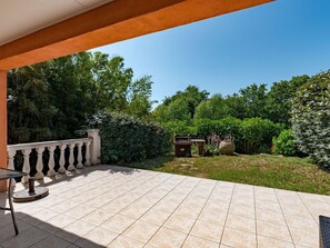 Plant, Sky, Shade, Tree, Wood, Grass, Cottage, Porch, Residential Area, Real Estate