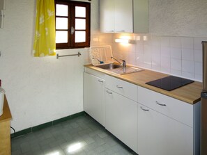 Comptoir, Pièce, Propriété, Cuisine, Cabinetry, Meubles, Évier, Cuisinière, Sol, Principaux Appliance
