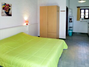 Zimmer, Schlafzimmer, Möbel, Bett, Eigentum, Bettdecke, Matratze, Fussboden, Bettrahmen, Grün