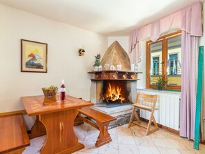 Eigentum, Möbel, Bilderrahmen, Tabelle, Holz, Orange, Interior Design, Wohnzimmer, Fussboden, Feuerstelle