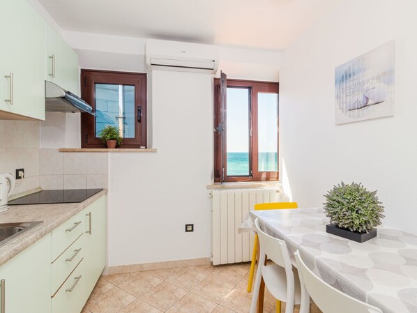 Cabinetry, Möbel, Eigentum, Countertop, Gebäude, Sinken, Fenster, Tabelle, Pflanze, Zimmerpflanze