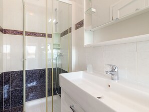 Badewanne, Eigentum, Armatur, Badezimmer, Zapfhahn, Flooring, Interior Design, Dusche, Fussboden