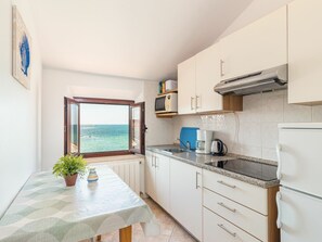 Countertop, Cabinetry, Gebäude, Möbel, Eigentum, Sinken, Küche, Schublade, Stuhl, Tabelle