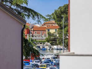 Himmel, Gebäude, Auto, Fahrzeug, Baum, Pflanze, Urban Design, Fenster, Kraftfahrzeug, Haus