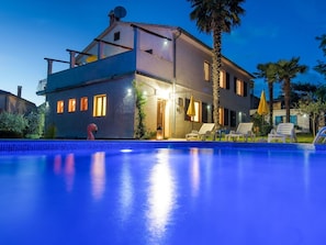 Bleu, Bleu Majorelle, Piscine, Propriété, Bâtiment, Maison, Immobilier, L'Eau, Éclairage, Domicile