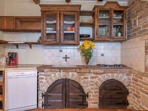 Holz, Interior Design, Flooring, Möbel, Küche, Holzbeize, Backstein, Cabinetry, Decke, Fliese