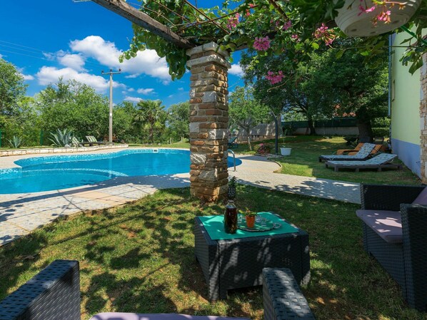 Schwimmbad, Garten, Hinterhof, Water Feature, Rasen, Gartenmöbel, Garten, Tisch Im Freien, Landscaping, Hof