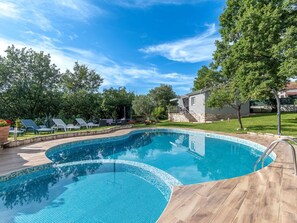 Blau, Schwimmbad, Schatten, Resort, Garten, Gartenmöbel, Landscaping, Hinterhof, Eco Hotel, Water Feature