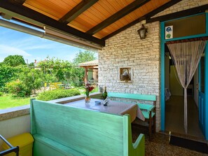 Meubles, Domicile, Chaise, Porche, Chalet, Plafond, Table Cuisine Et Salle A Manger, Ombre, Biens, Recours