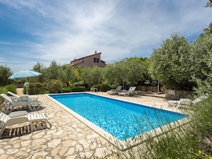 L'Eau, Nuage, Ciel, Plante, Piscine, Bleu Azur, Bâtiment, Arbre, Rectangle, Paysage Naturel