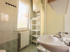 Propriété, Luminaire Plomberie, Évier, Robinet, Lavabo, Design Intérieur, Bois, Architecture, Salle De Bains, Sol