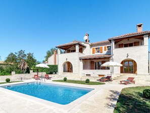 Water, Plant, Sky, Building, Window, Swimming Pool, House, Tree, Leisure, Residential Area