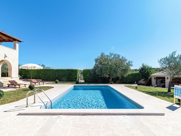 L'Eau, Ciel, Plante, Bleu Azur, Piscine, Ombre, Rectangle, Herbe, Arbre, Zone Résidentielle
