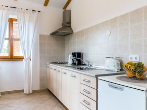 Propriété, Pièce, Comptoir, Cuisine, Meubles, Cabinetry, Jaune, Design Intérieur, Bâtiment, Tuile