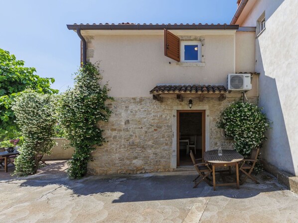 Plant, Building, Property, Window, Sky, Land Lot, House, Cottage, Shade, Residential Area