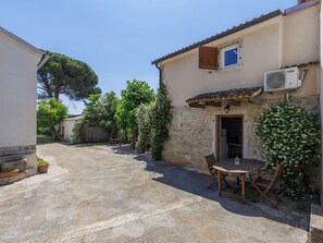 Plante, Ciel, Bâtiment, Propriété, Fenêtre, Surface De La Route, Lot Terre, Maison, Pot De Fleur, Ombre