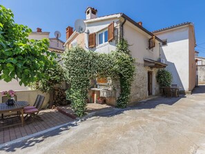 Plante, Bâtiment, Ciel, Fenêtre, Bleu Azur, Maison, Chaise, Chalet, Mobilier De Jardin, Surface De La Route