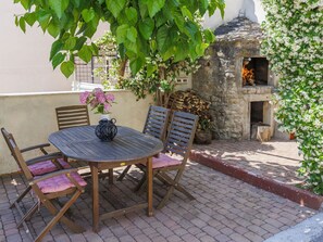 Plante, Bâtiment, Table, Meubles, Pot De Fleur, Chaise, Mobilier De Jardin, Tableau De Plein Air, Plante D'Appartement, Bois