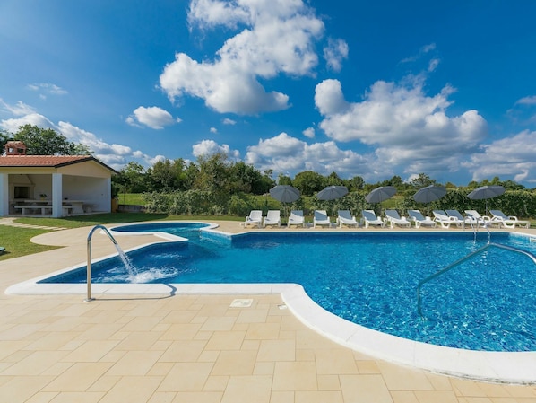 L'Eau, Nuage, Ciel, Plante, Bâtiment, Propriété, Piscine, Bleu Azur, Bleu, Mobilier De Jardin