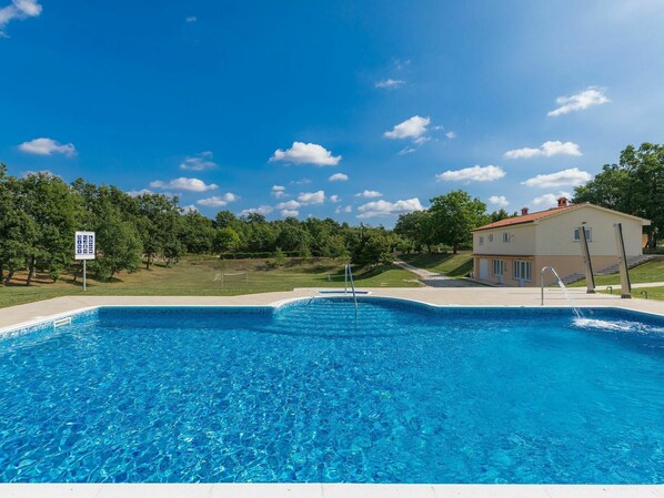 L'Eau, Nuage, Ciel, Plante, Bâtiment, Piscine, Bleu, Bleu Azur, Mobilier De Jardin, Maison
