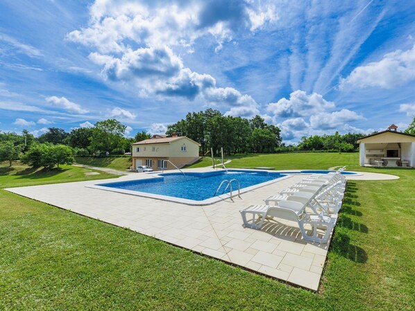 Cloud, Sky, Building, Tree, House, Land Lot, Swimming Pool, Shade, Urban Design, Outdoor Furniture