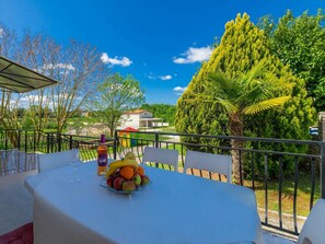 Ciel, Nuage, Plante, Propriété, Bâtiment, L'Eau, Table, Bleu Azur, Botanique, Ombre