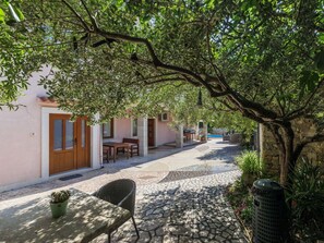 Plant, Building, Road Surface, Window, Tree, Shade, Urban Design, Neighbourhood, Leisure, Woody Plant