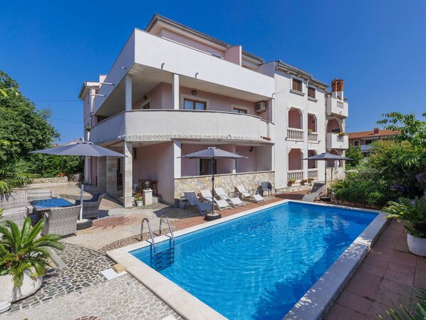 Plante, L'Eau, Bâtiment, Piscine, Bleu Azur, Fenêtre, Ciel, Arbre, Loisir, Ombre