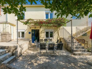 Plant, Window, Building, Shade, Road Surface, House, Wall, Residential Area, Leisure, Table
