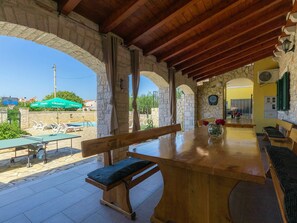 Propriété, Table, Bâtiment, Ciel, Bois, Architecture, Design Intérieur, Porche, Loisir, Faisceau