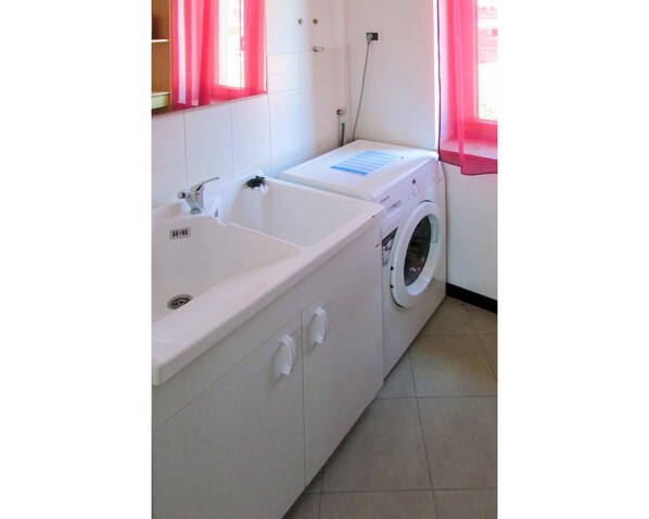 Major Appliance, Laundry Room, Washing Machine, Property, Room, Laundry, Clothes Dryer, Home Appliance, Floor, Sink