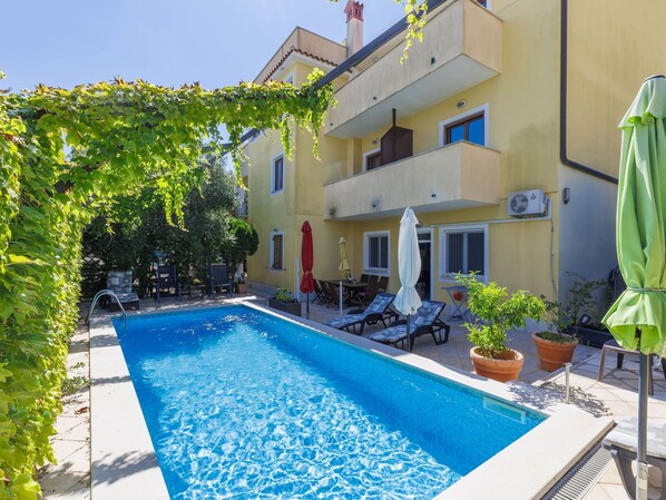 L'Eau, Plante, Bâtiment, Propriété, Vert, Piscine, Bleu Azur, Bleu, Fenêtre, Ombre