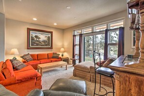 Living Room | Free WiFi | A/C | Central Heat