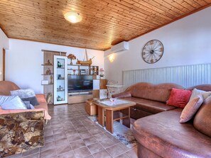 Möbel, Interior Design, Holz, Couch, Decke, Flooring, Zimmer, Fussboden, Wohnzimmer, Tabelle