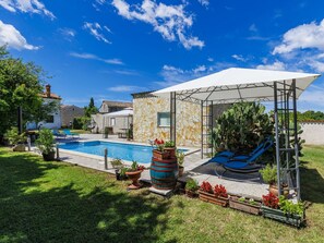 Schwimmbad, Schatten, Freizeit, Flagstone, Garten, Regenschirm, Eco Hotel, Landscaping, Gartenmöbel, Estate